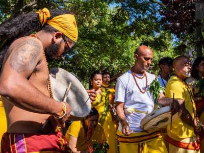 Come sottofondo domina il suono percussivo di alcuni tamburi...